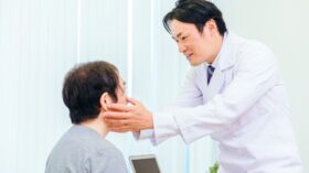 眼科での定期検診がコンタクトレンズ使用者に必要な理由とは？適切な頻度や検診内容も解説
